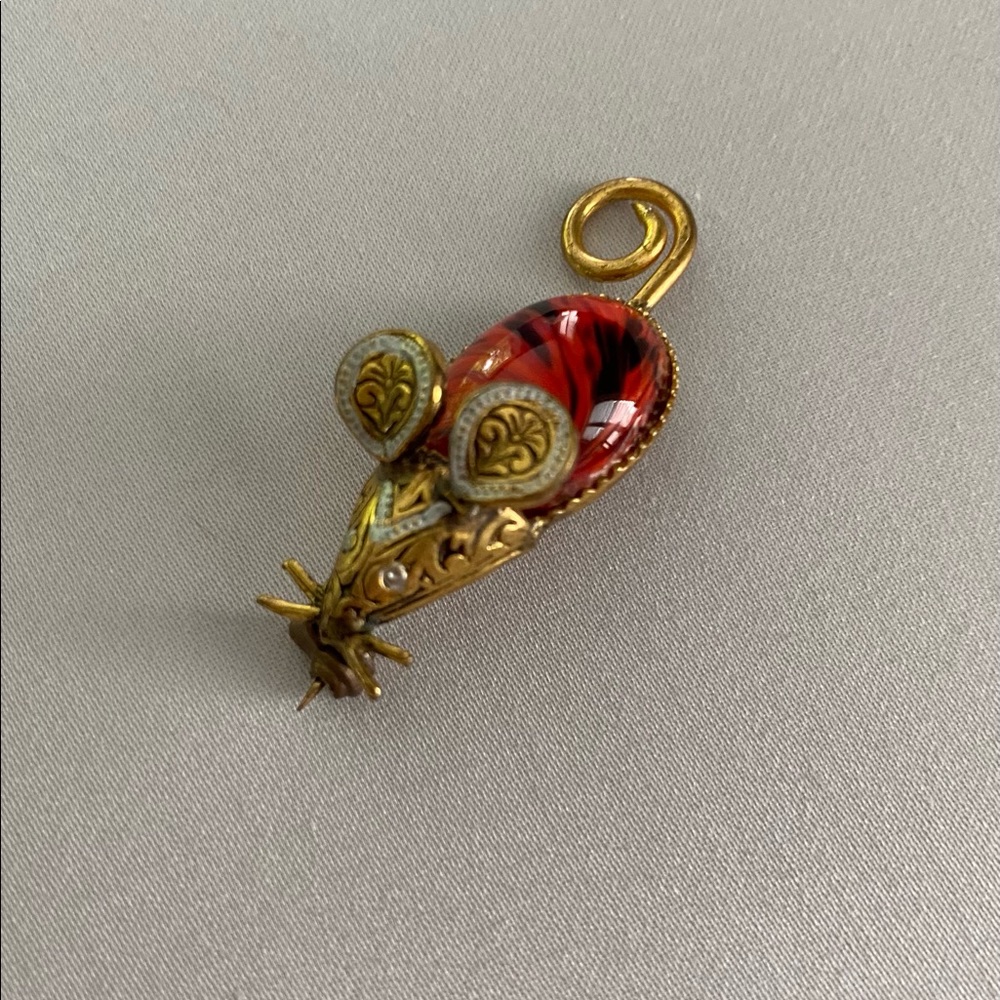 Mouse pin